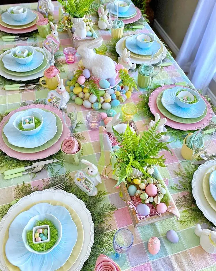  mesa posta colorida de Páscoa com ovos coloridos pintados, taças, toalha colorida e pratos coloridos
