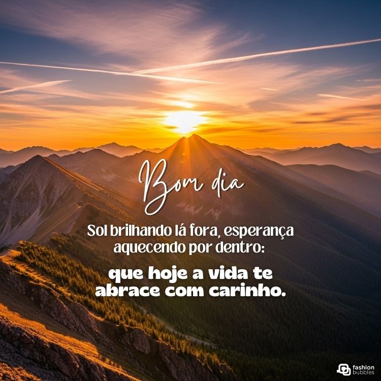 A imagem exibe uma deslumbrante paisagem montanhosa ao nascer ou pôr do sol, com o sol brilhando intensamente no horizonte, criando um céu laranja e amarelo. No centro, uma mensagem de "Bom dia" com votos de esperança e carinho, e o logotipo "fashion bubbles" no canto inferior direito.







