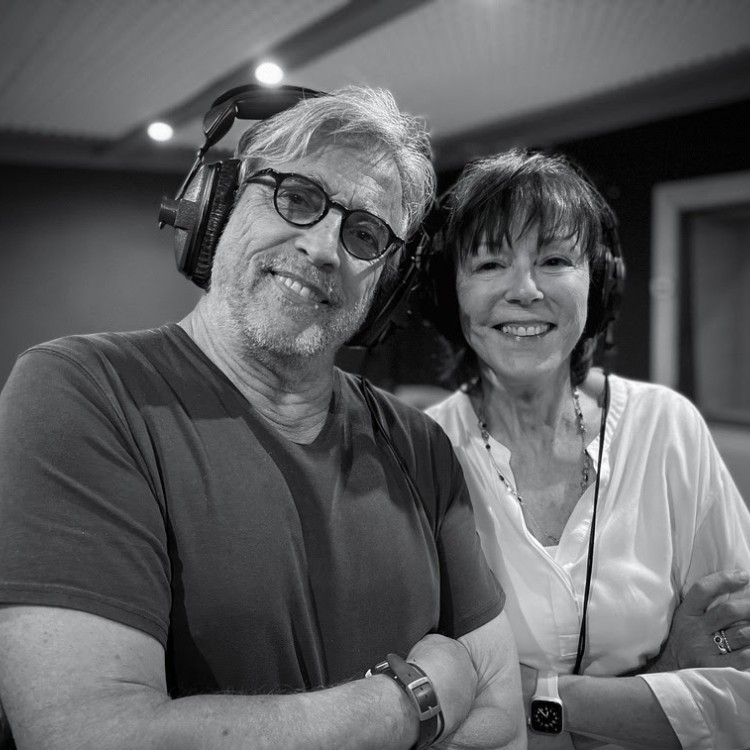 Foto em preto e branco de Ivan Lins e Josee Koning com headfones em studio 