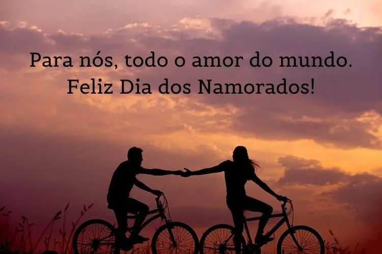 Foto de homem e mulher andando de bicicleta e dando as mãos com frase " Para nós, todo o amor do mundo. Feliz Dia dos Namorados!"
