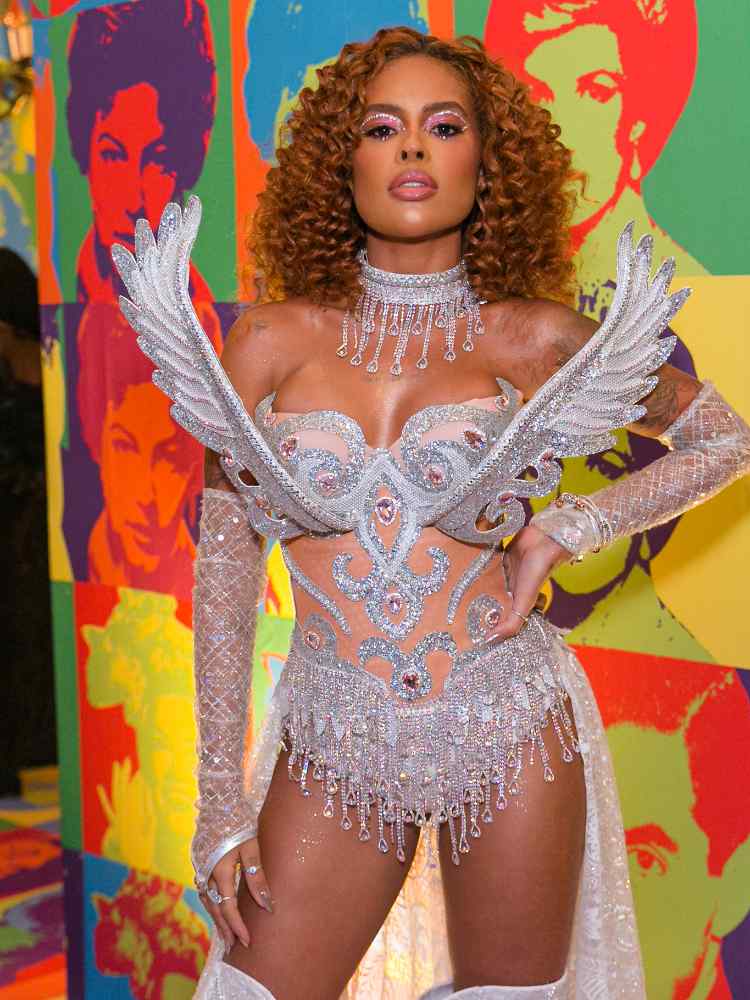 Sthefane Matos com fantasia prata no Baile do Copa.