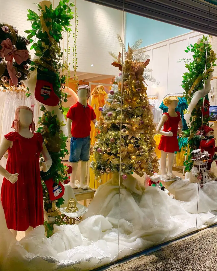Chão de vitrine forrado com neve de mentira.