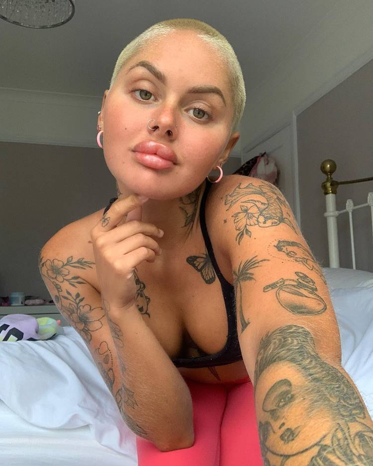 Mulher com corte de cabelo buzz cut platinado