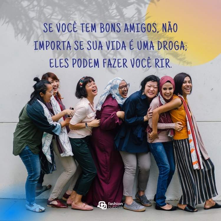 Cartão virtual com foto de 7 amigas e frase "Se você tem bons amigos, não importa se sua vida é uma droga; eles podem fazer você rir."