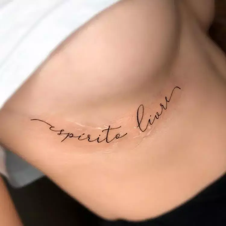 tatuagem escrita Espírito livre na costela