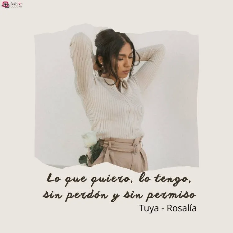 Mulher de pele morena, usando blusa off white e calça bege, com as mãos atrás da cabeça. Abaixo dela, há o trecho " "Lo que quiero, lo tengo, sin perdón y sin pemiso' e "Tuya, Rosalía".
