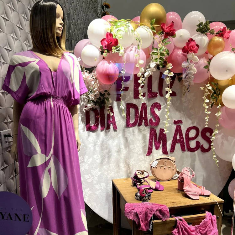 Vitrine com painel e bexigas.