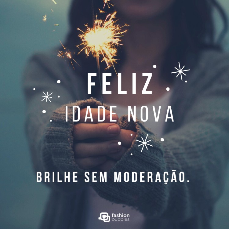 Mulher de pele clara segurando vela acesa e frase: Feliz idade nova! Brilhe sem moderação. 