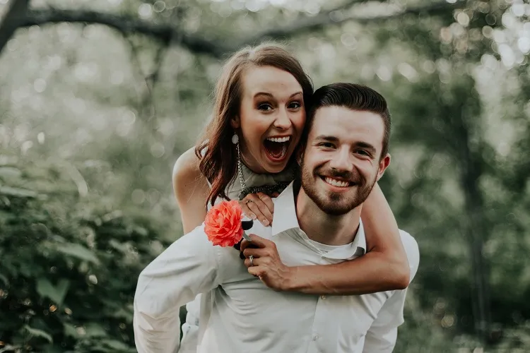 casal sorrindo, legendas engraçadas para fotos