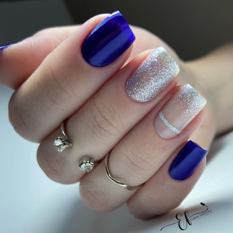 Unha azul-escuro com glitter prata