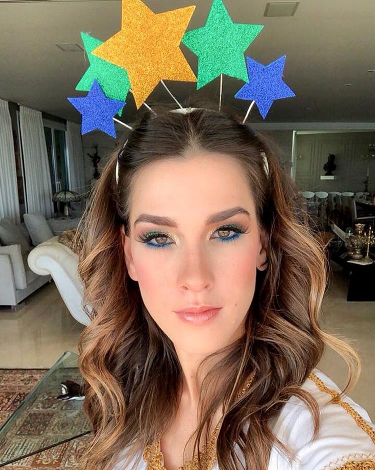 mulher com maquiagem do brasil nas cores da bandeira