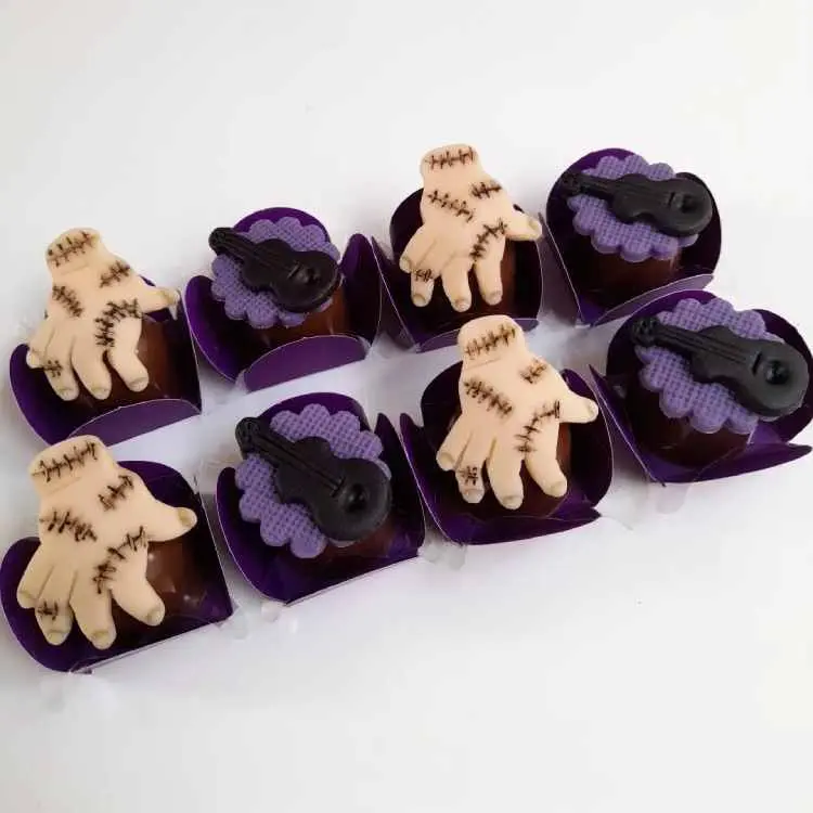 doces enrolados em forminha com decoração de pasta americana