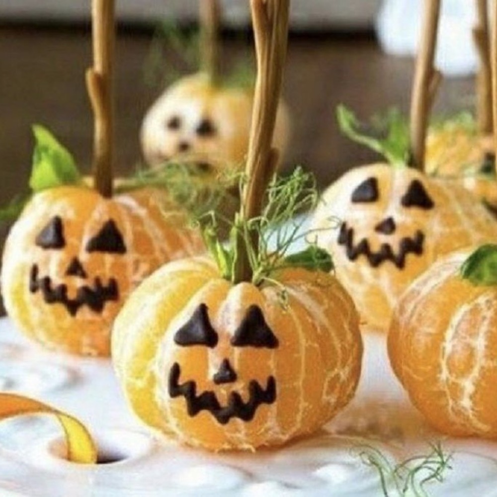 Mexerica com decoração de Halloween - Halloween em casa. Mexerica decorada como abóboras