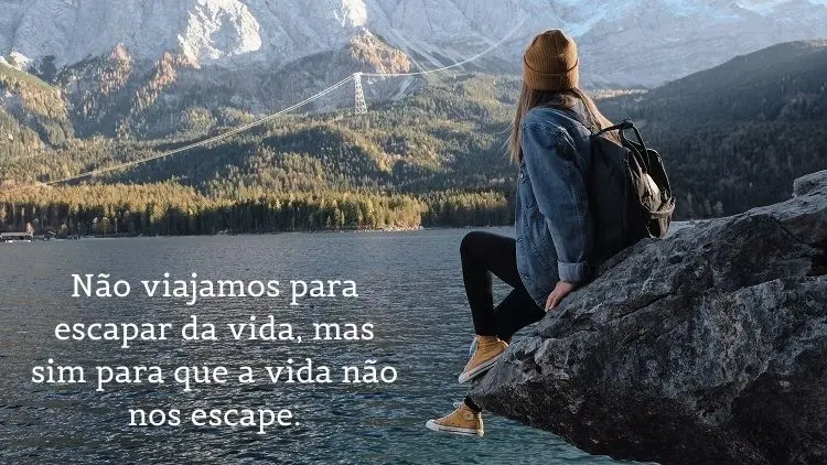 foto de mulher sentada em pedra com legenda para foto de viagem