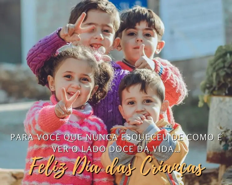 Foto de crianças e frase "Para você que nunca se esqueceu de como é ver o lado doce da vida… Feliz Dia das Crianças!"