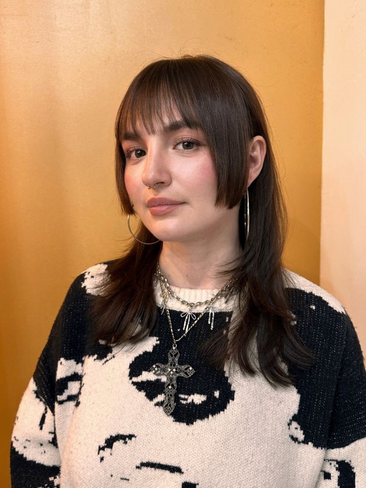Mulher de pele clara com hime cut desfiado 