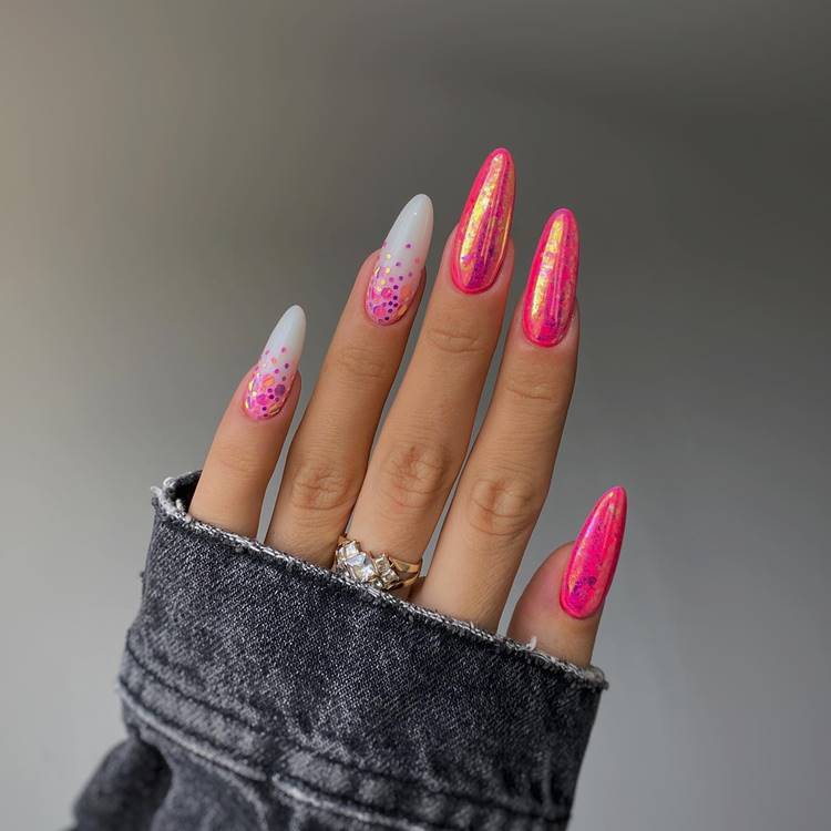 Nail art carnavalesca pink e branco com glitter e metelizado
