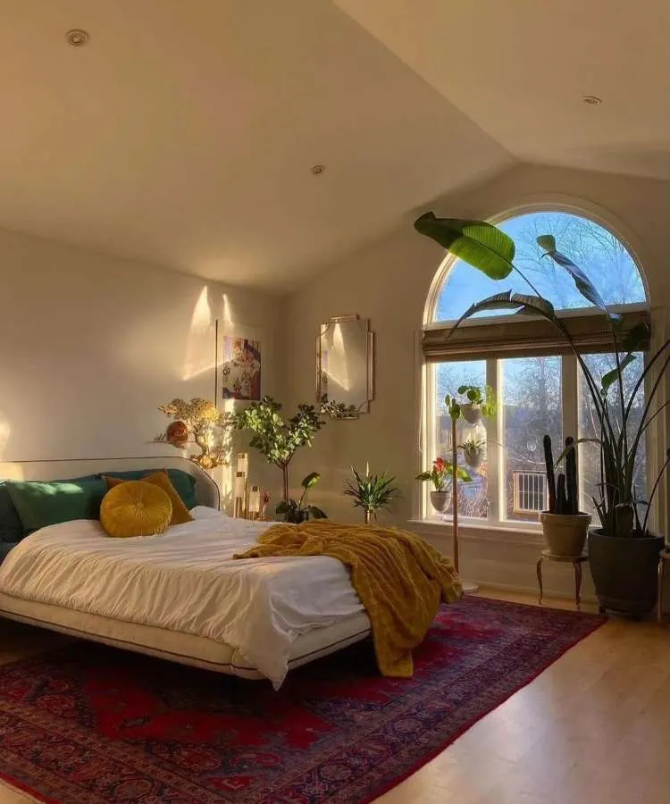 Quarto de casal com espelho emoldurado chanfrado. Cores predominantes: amarelo, branco, verde, vermelho