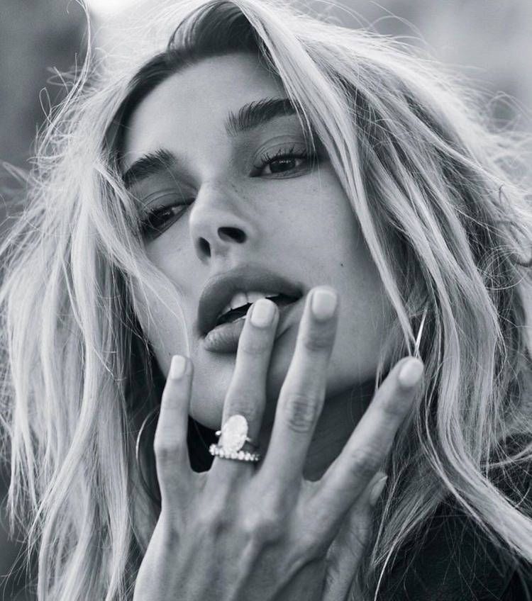 Hailey Baldwin Bieber e seu anel de noivado
