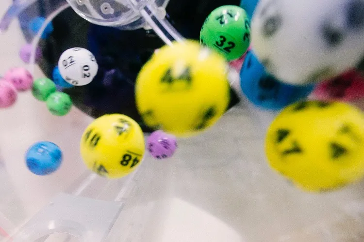 bolas coloridas com números sendo sorteadas