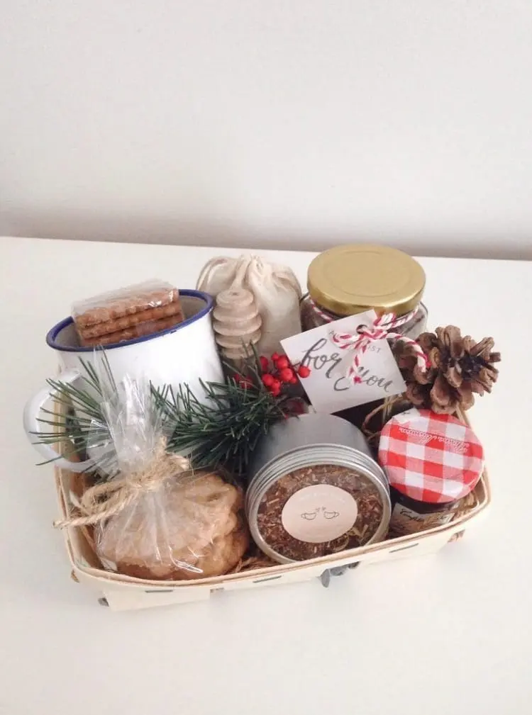 cesta de Natal para uma pessoa com poucos doces e caneca 