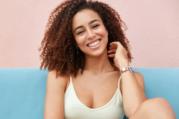 mulher sorrindo feliz