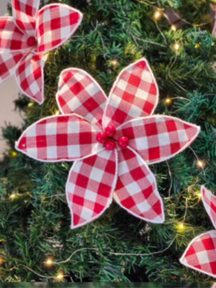 Zoom em enfeite de flor na árvore de Natal