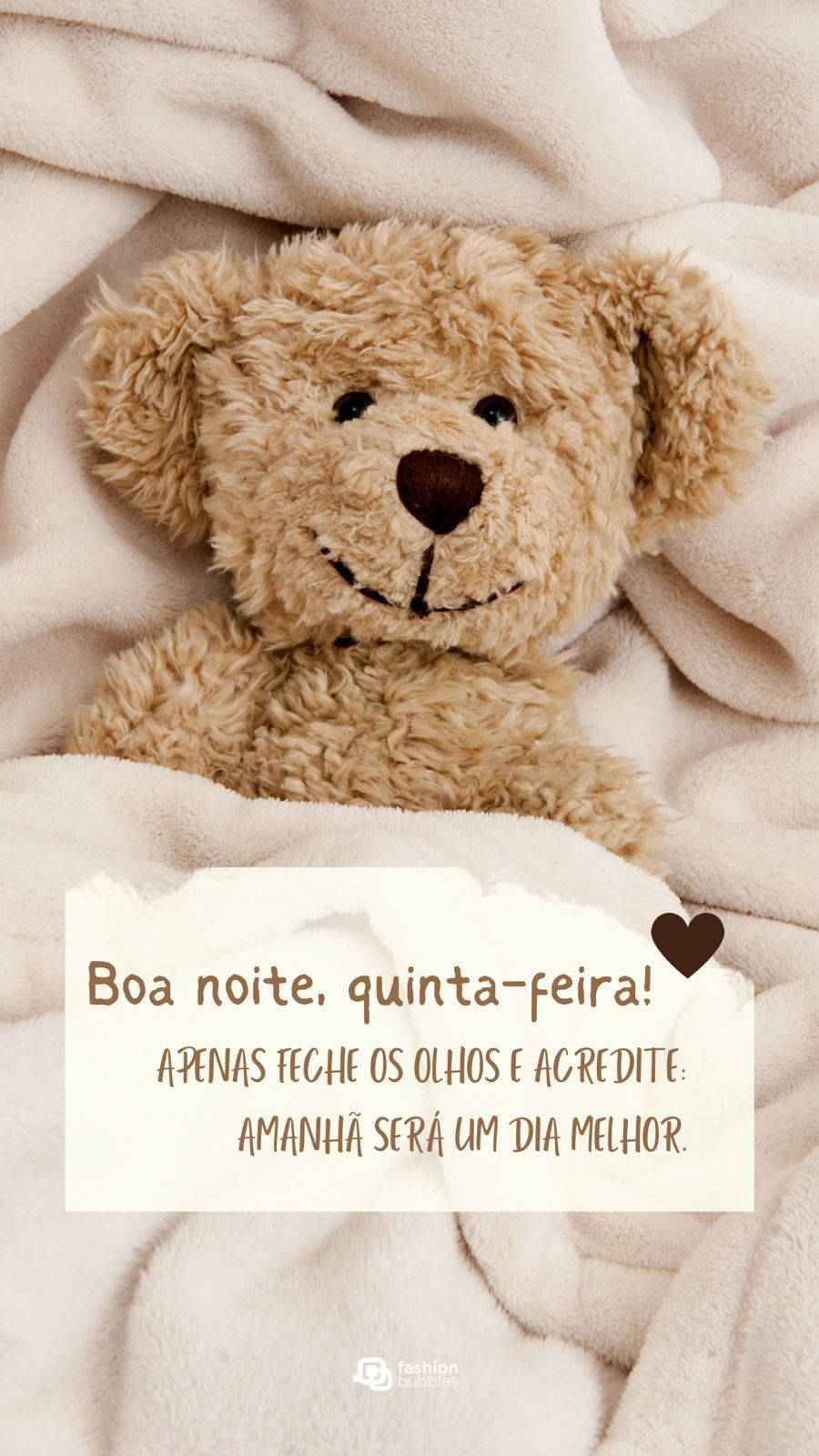 Foto de urso marrom, deitado em lençóis beges, com frase de boa noite quinta-feira abaixo "Boa noite, quinta-feira! Apenas feche os olhos e acredite: amanhã será um dia melhor."