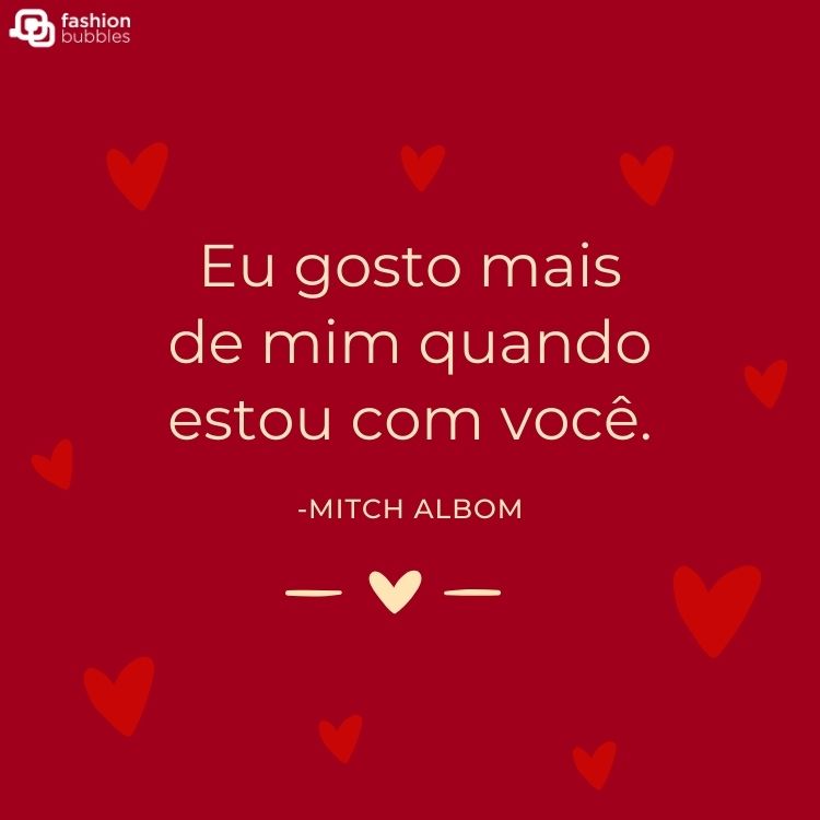 Cartão virtual de fundo vermelho com corações e frase "Eu gosto mais de mim quando estou com você." - Mitch Albom