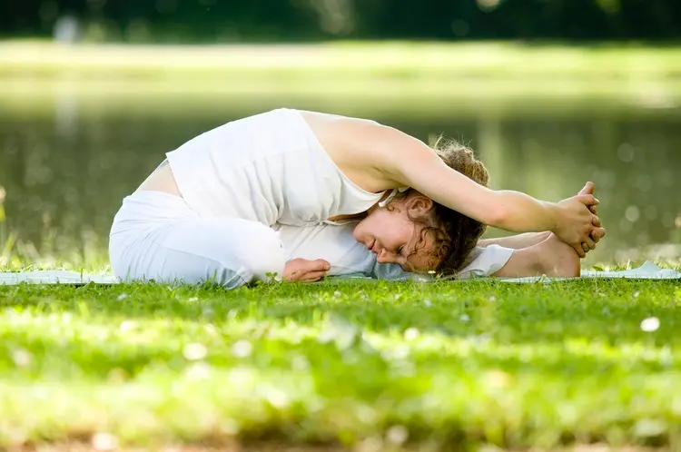 Mulher praticando yoga