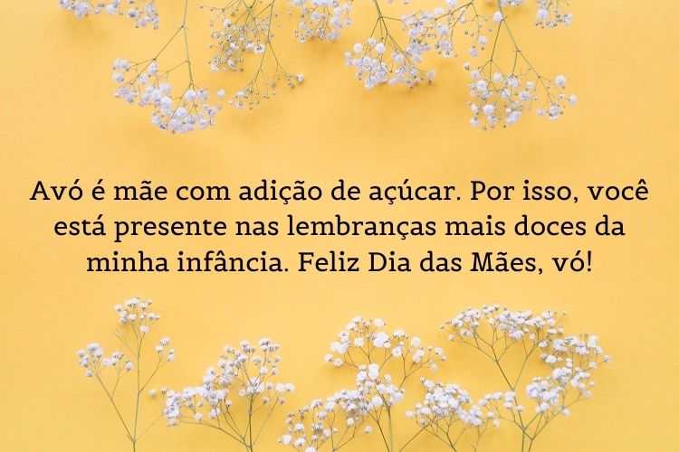 mensagem de dia das mães para avó, com fundo amarelo, flores brancas e frase "Avó é mãe com adição de açúcar. Por isso, você está presente nas lembranças mais doces da minha infância. Feliz Dia das Mães, vó!"
