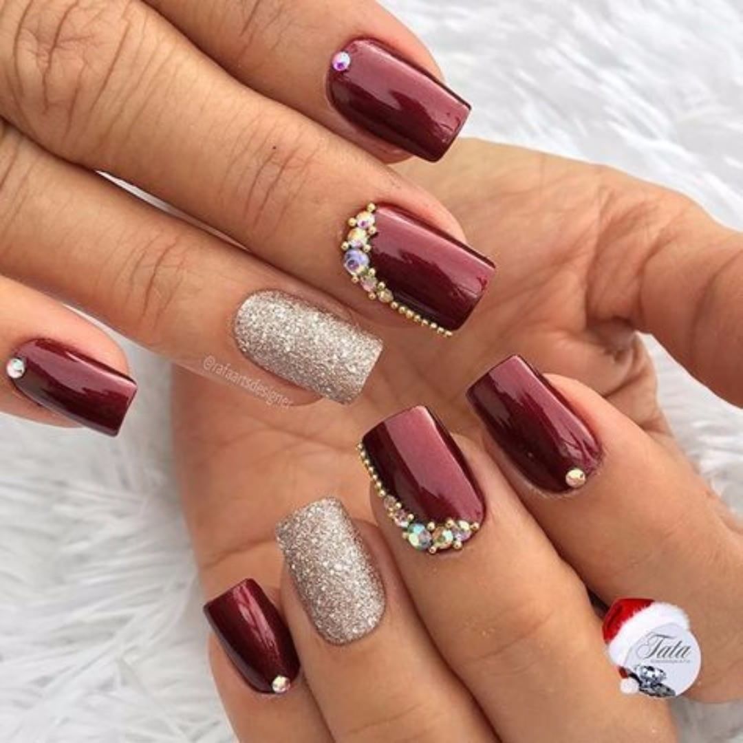 Tradicional vermelho com pedras e glitter no dedo anelar.