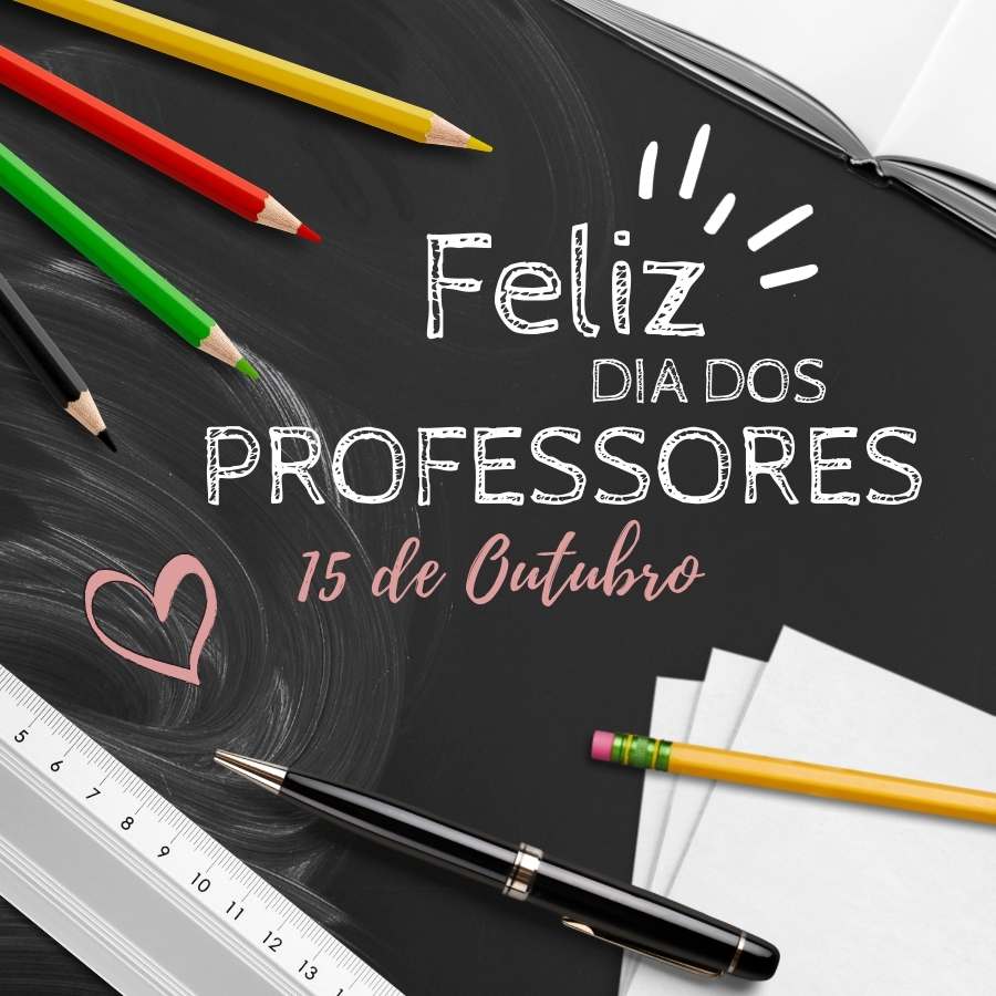 papel preto com caderno aparecendo, lápis coloridos, régua, caneta e frase "Feliz Dia dos Professores 15 de outubro"