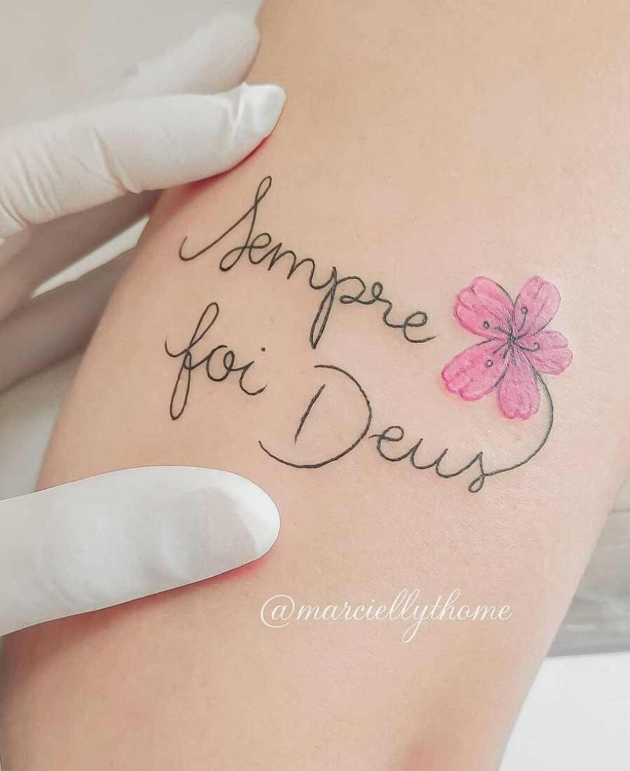 foto de tatuagem com frase religiosa.