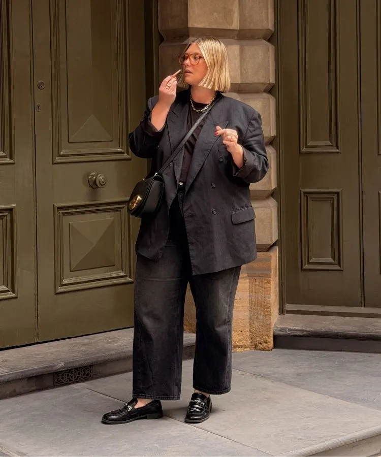 Look all black com mocassim, calça jeans e blazer
