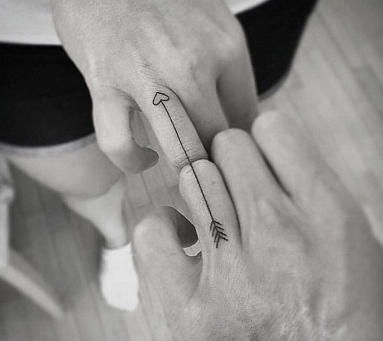 Tatuagem de flecha para casal