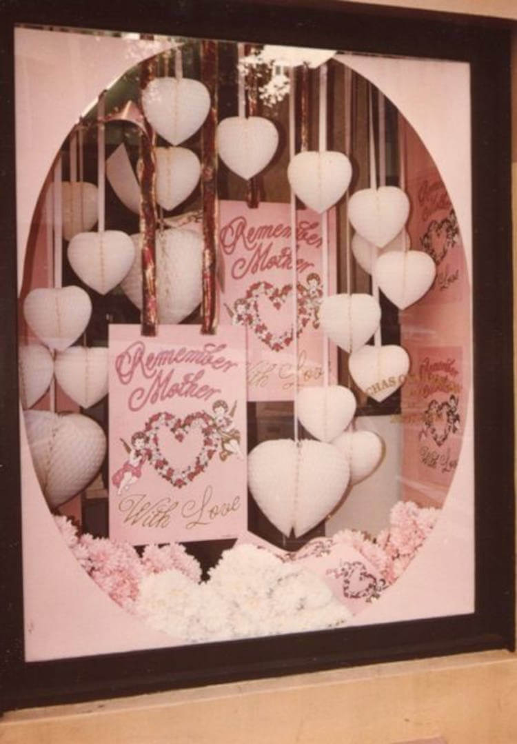 Decoração de vitrine para dia das mães com cartazes. Vitrine estilo anos 60.