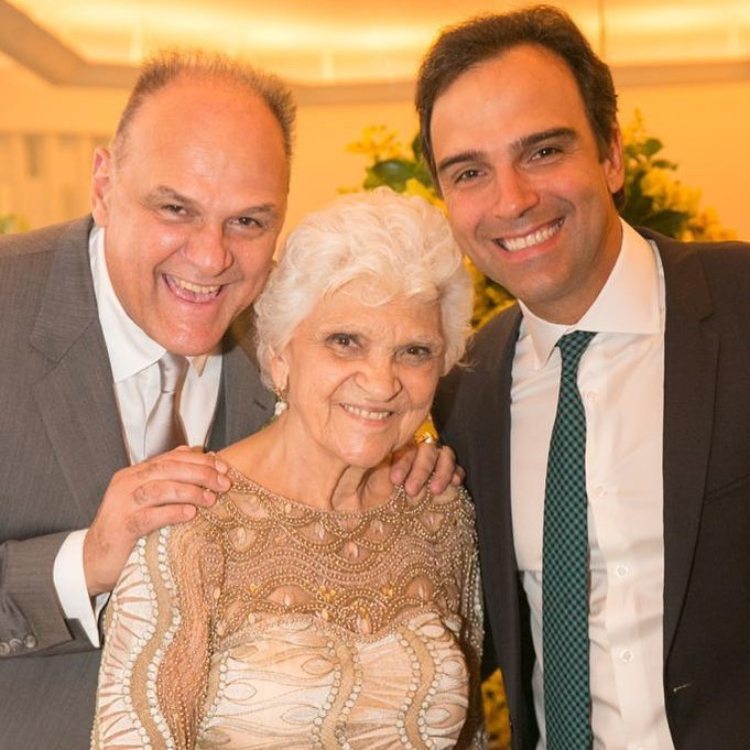Foto antiga de Oscar Schmidt de terno cinza, Jacira de vestido bege e Tadeu de terno preto e camisa branca