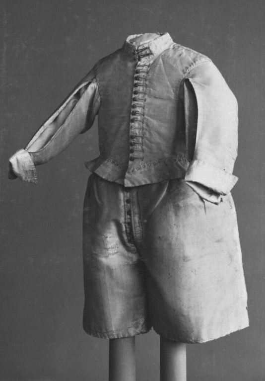 Foto de um traje infantil masculino em preto e branco feito com botão de roupa 