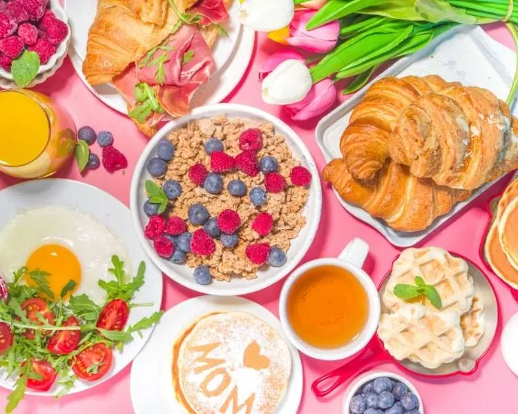 Brunch de Dia das Mães - decoração com frutas, csucos, presunto, tomates, ovo, cereais, panquecas, chás