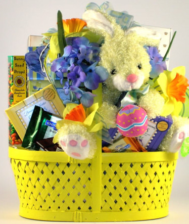Cesta de Páscoa em amarelo e roxo com doces, flores e coelho de pelúcia
