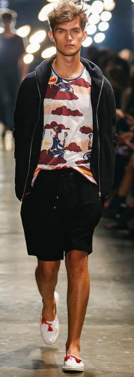 Camisetas estampadas Murilo Lomas desfila coleção na SPFW N41