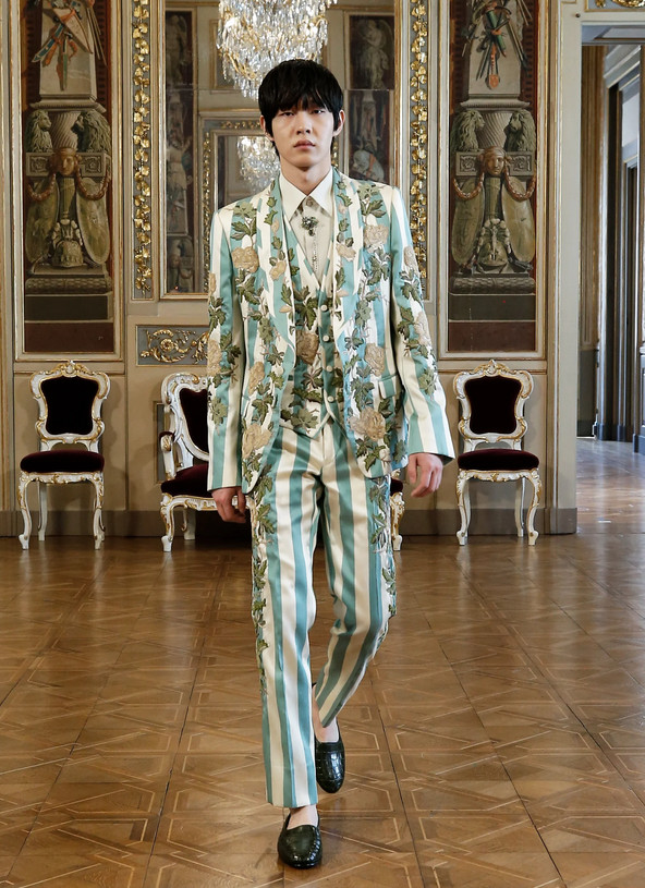 Homem oriental de terno DeG trabalhado com lisras com florais vintage fundo branco com listas verdes - Dolce & Gabbana Virtual masculino Modelo oriental de terno listrado de verde com sobreposições de floral vintage - D&G