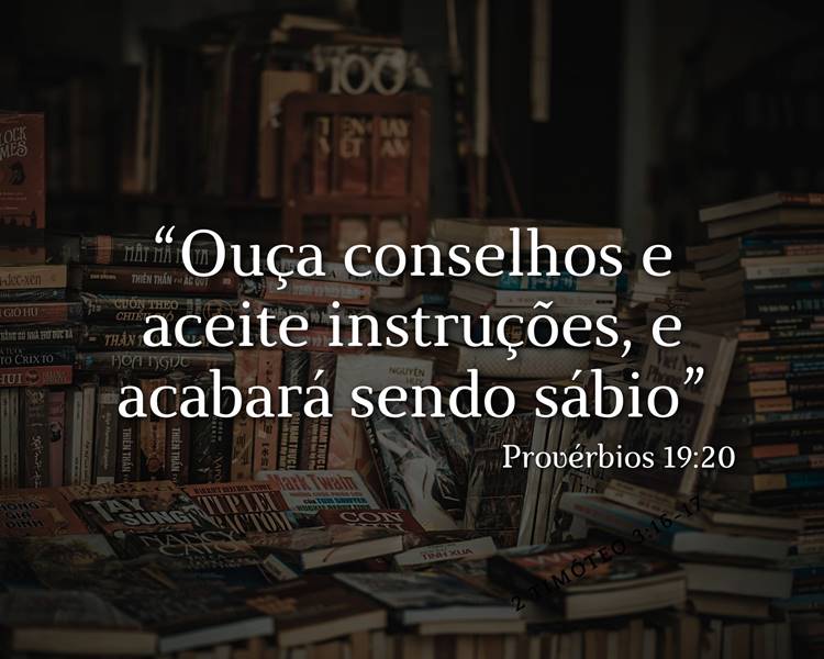 Foto de livros ao fundo com frase Provérbios 19:20 – “Ouça conselhos e aceite instruções, e acabará sendo sábio”.