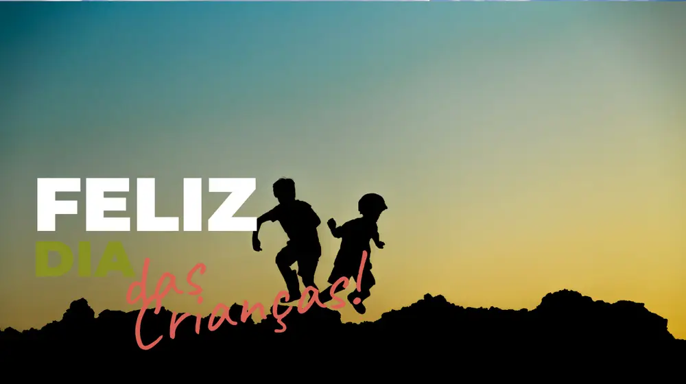 Sombra de duas crianças brincando e frase "Feliz Dia das Crianças" em branco, verde e rosa