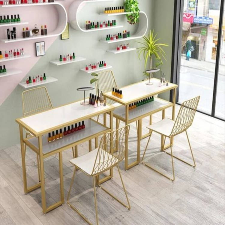 Mesa e cadeira de manicure.