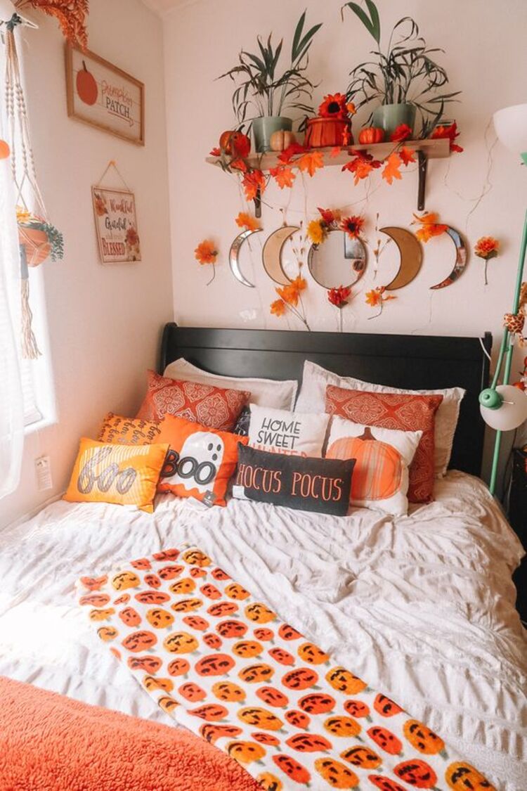 Quarto com decoração simples e leve de Halloween.