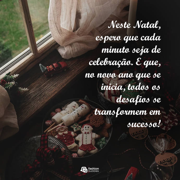 Foto de enfeites de Natal e frase: Neste Natal, espero que cada minuto seja de celebração. E que, no novo ano que se inicia, todos os desafios se transformem em sucesso!
