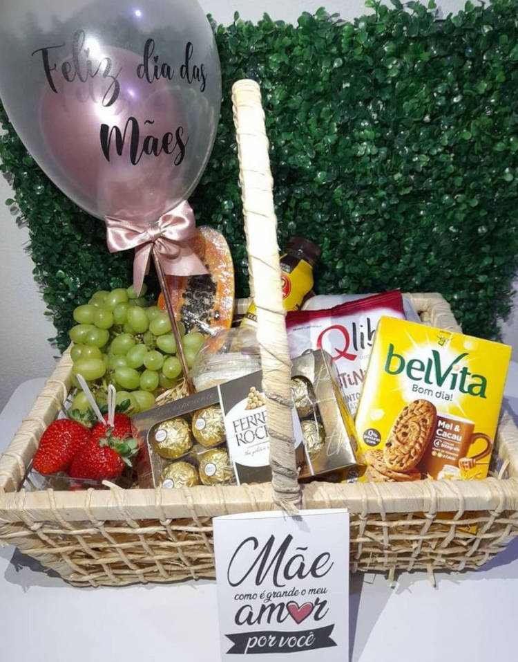 Cesta de Dia das Mães com balão, chocolates, frutas e biscoitos
