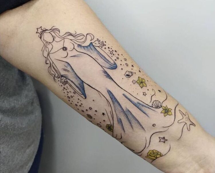 Tatuagem de Iemanjá com sombreado azul, flores amarelas, conchas e estrela-do-mar